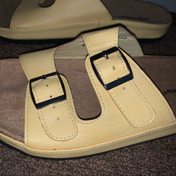 Women’s 8M COMFORTVIEW Yellow Double Buckle Slip On Comfort Sandals NEW - Picture 2 of 10